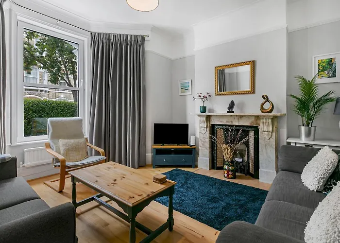 Pass The Keys Elegant Getaway House In Vibrant Clapham Juction