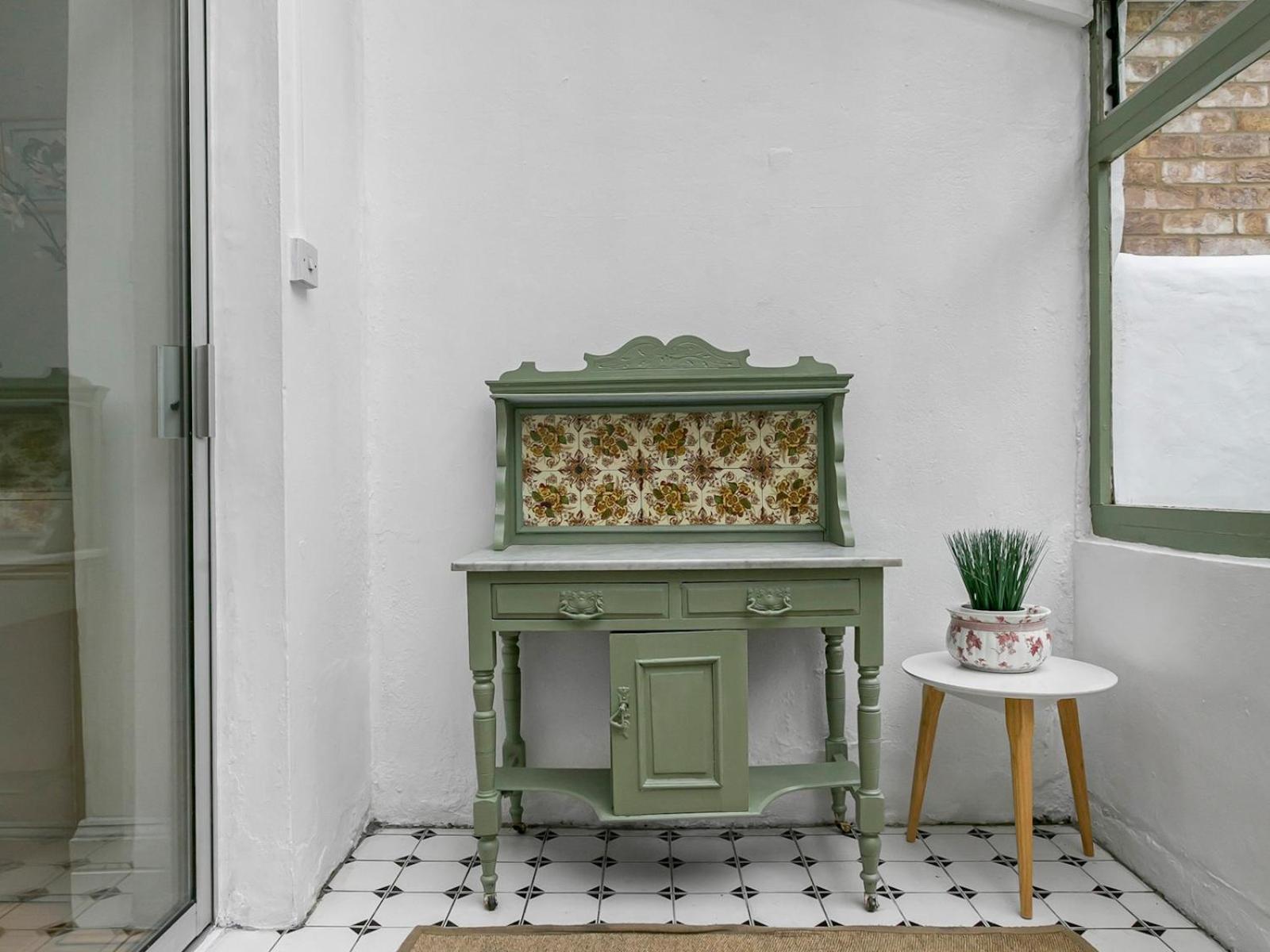 Pass The Keys Elegant Getaway House In Vibrant Clapham Juction * Londra