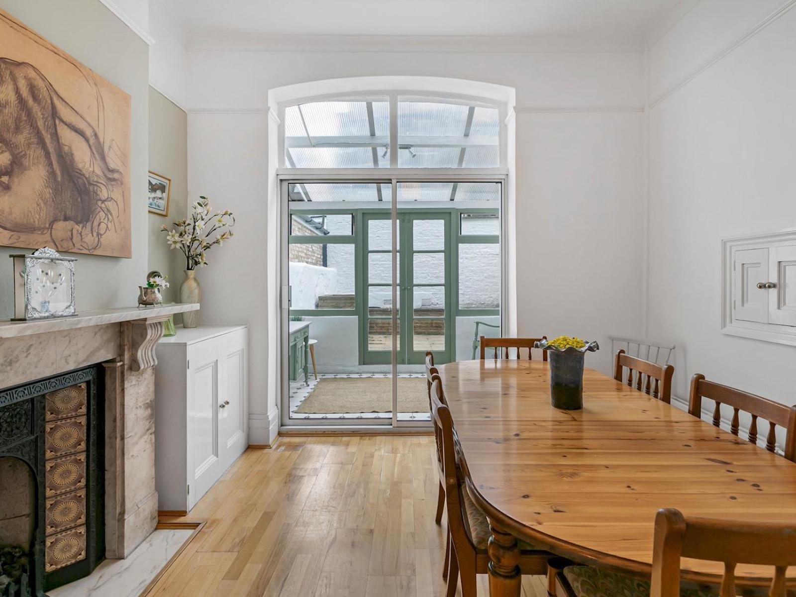 Pass The Keys Elegant Getaway House In Vibrant Clapham Juction