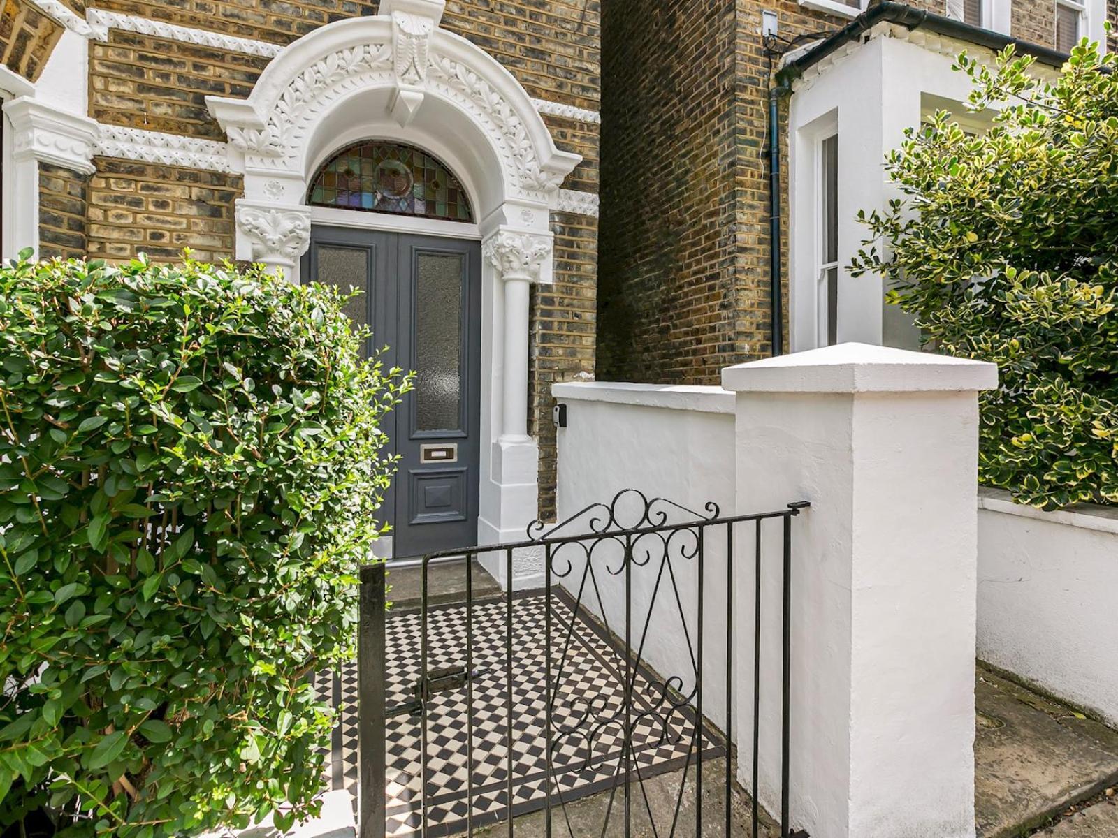 Pass The Keys Elegant Getaway House In Vibrant Clapham Juction