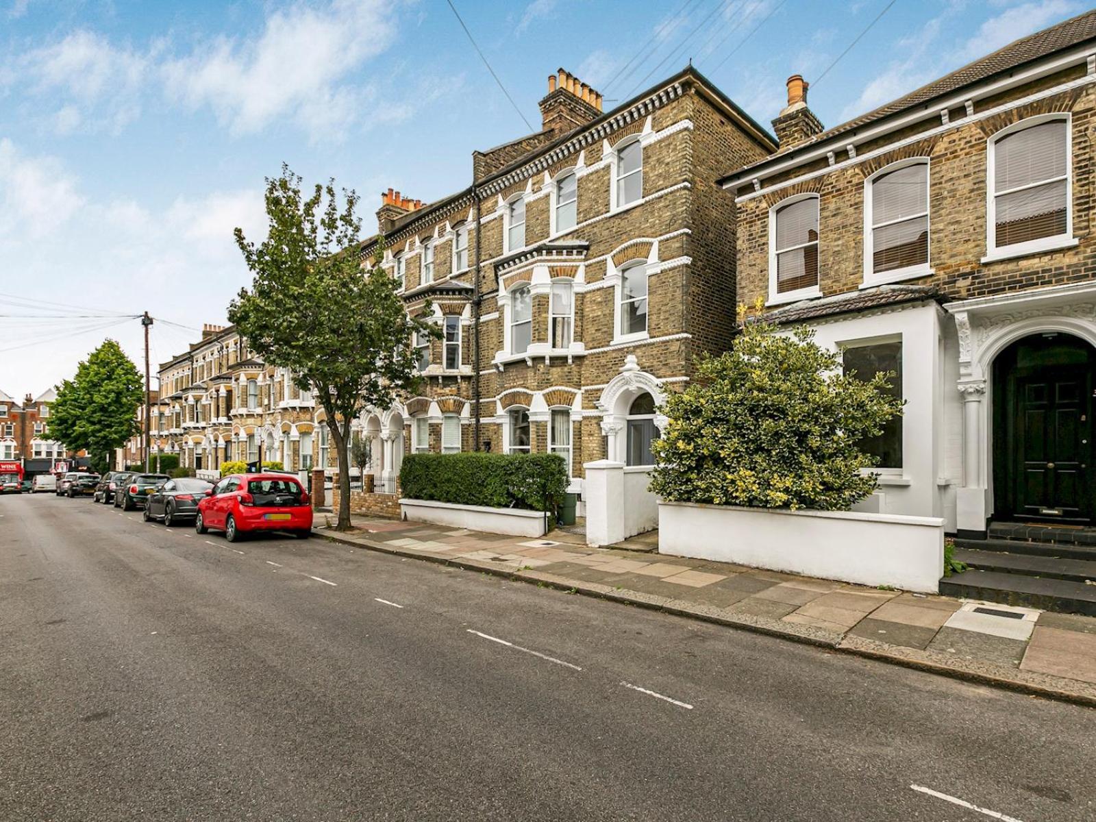 Pass The Keys Elegant Getaway House In Vibrant Clapham Juction Holiday home
